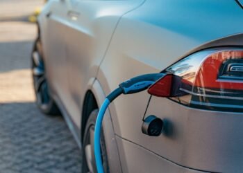 voiture électrique en train de charger