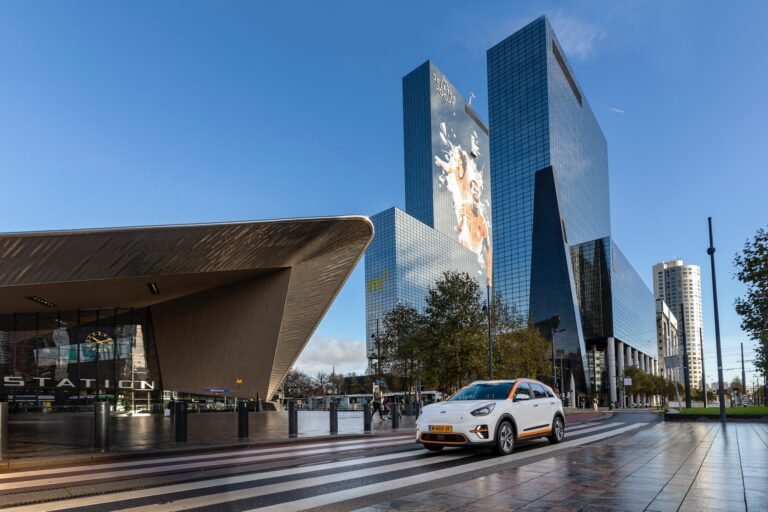 Transition Énergétique : Les Voitures Électriques Peuvent-elles Réellement Remplacer le Parc Automobile Thermique ?