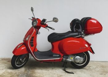 scooter électrique rouge