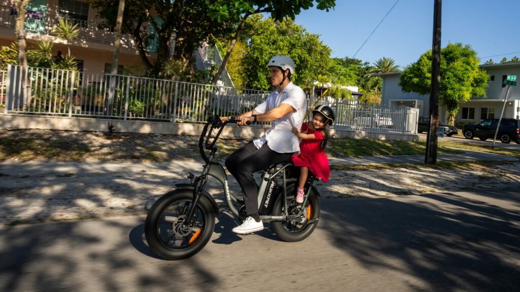 homme et sa fille en vélo électrique