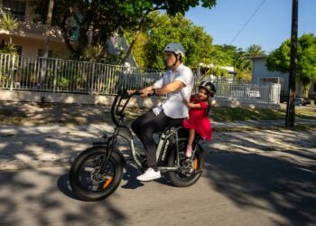 homme et sa fille en vélo électrique
