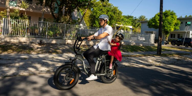 homme et sa fille en vélo électrique