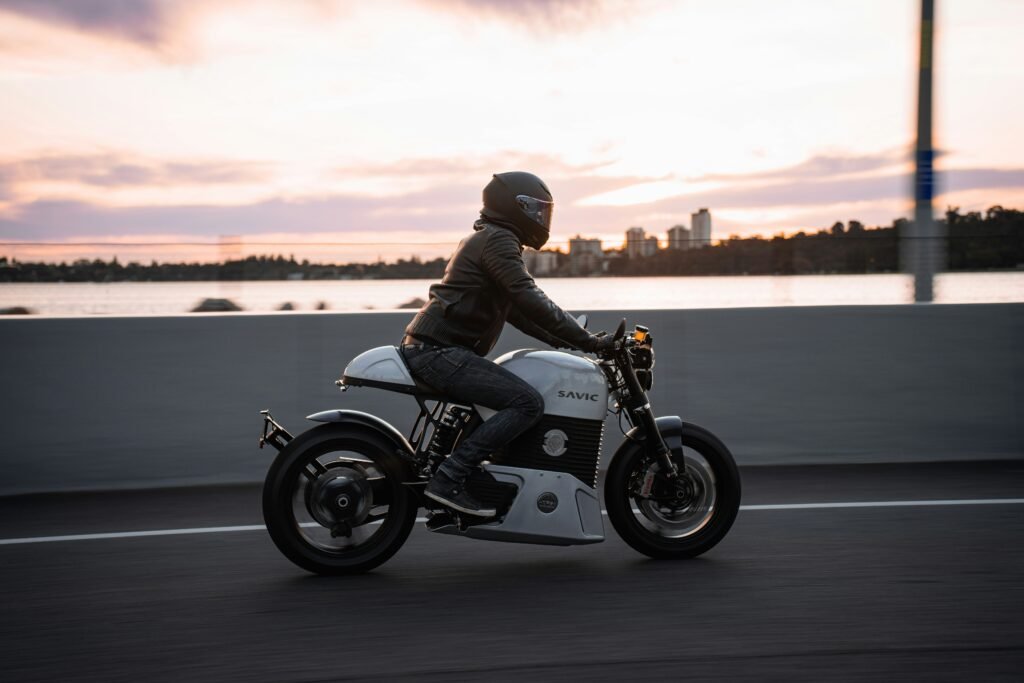 un homme sur une moto électrique