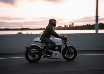 un homme sur une moto électrique