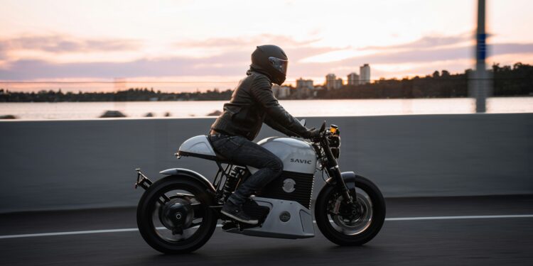 un homme sur une moto électrique