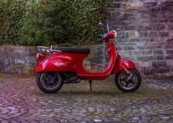 scooter électrique rouge