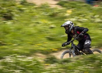 cycliste en train de dévaler une pente en VTT
