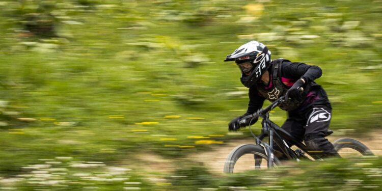 cycliste en train de dévaler une pente en VTT