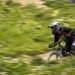 cycliste en train de dévaler une pente en VTT