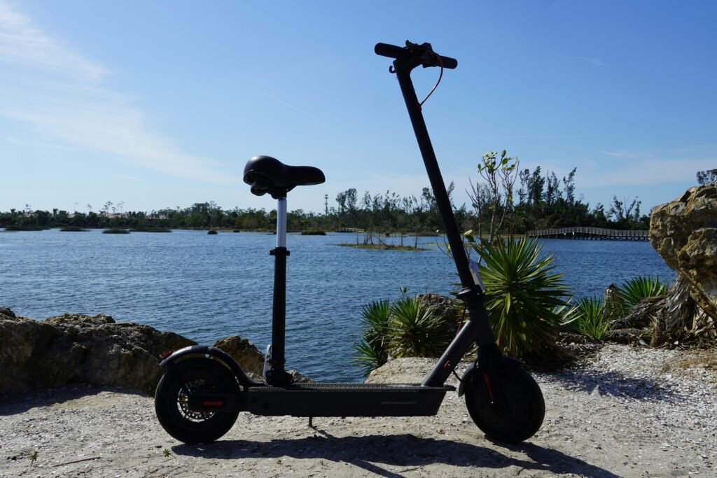 trottinette électrique au bord de l'eau