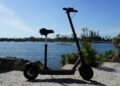 trottinette électrique au bord de l'eau