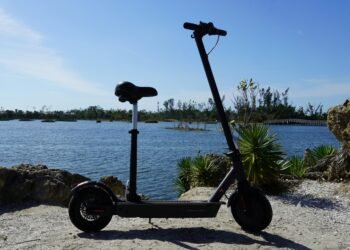 trottinette électrique au bord de l'eau