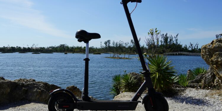 trottinette électrique au bord de l'eau