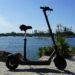 trottinette électrique au bord de l'eau