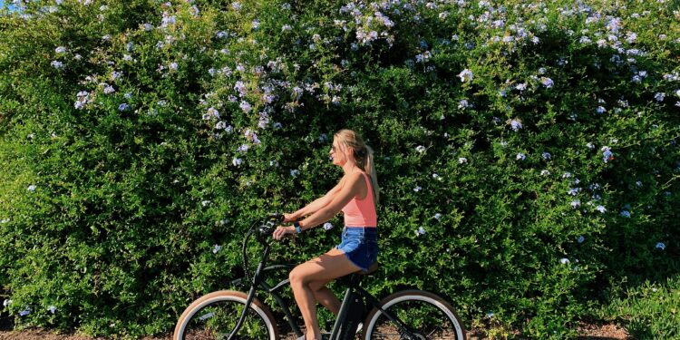 une femme à vélo