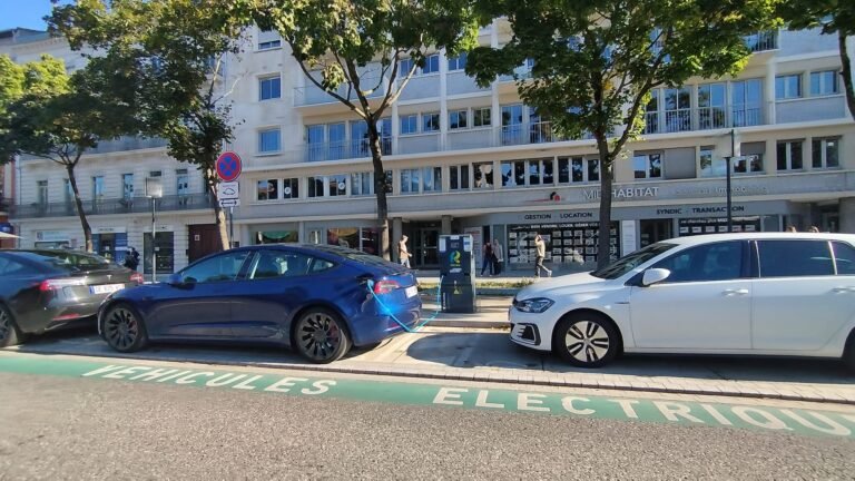 L&rsquo;avenir de la voiture électrique : vers un futur 100% électrique d’ici 2035 ?