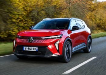 voiture électrique rouge