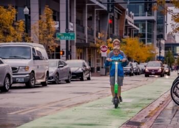 enfants sur une trottinette électrique