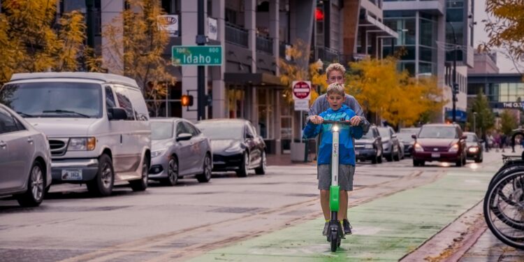 enfants sur une trottinette électrique