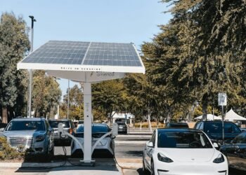 tesla en train de recharger au solaire