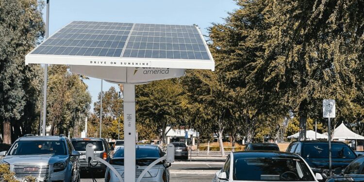 tesla en train de recharger au solaire