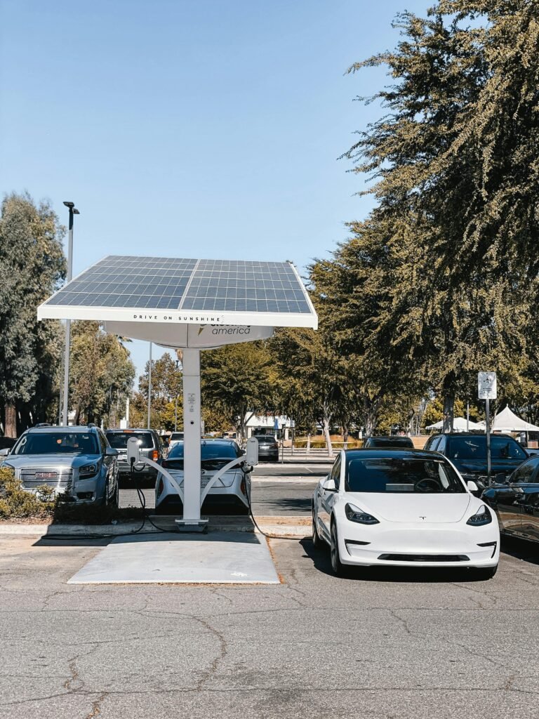 tesla en train de recharger au solaire