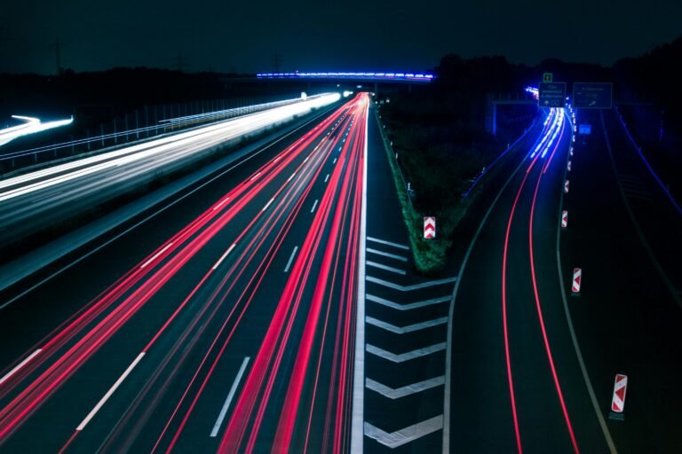 Autoroute électrique : une innovation qui rechargera les véhicules en roulant dès 2025