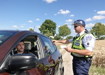 Homme avec du CBD au volant