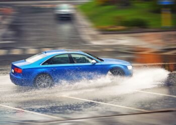 Routes verglacées, pluie, feuilles mortes : comment réagir au volant ?